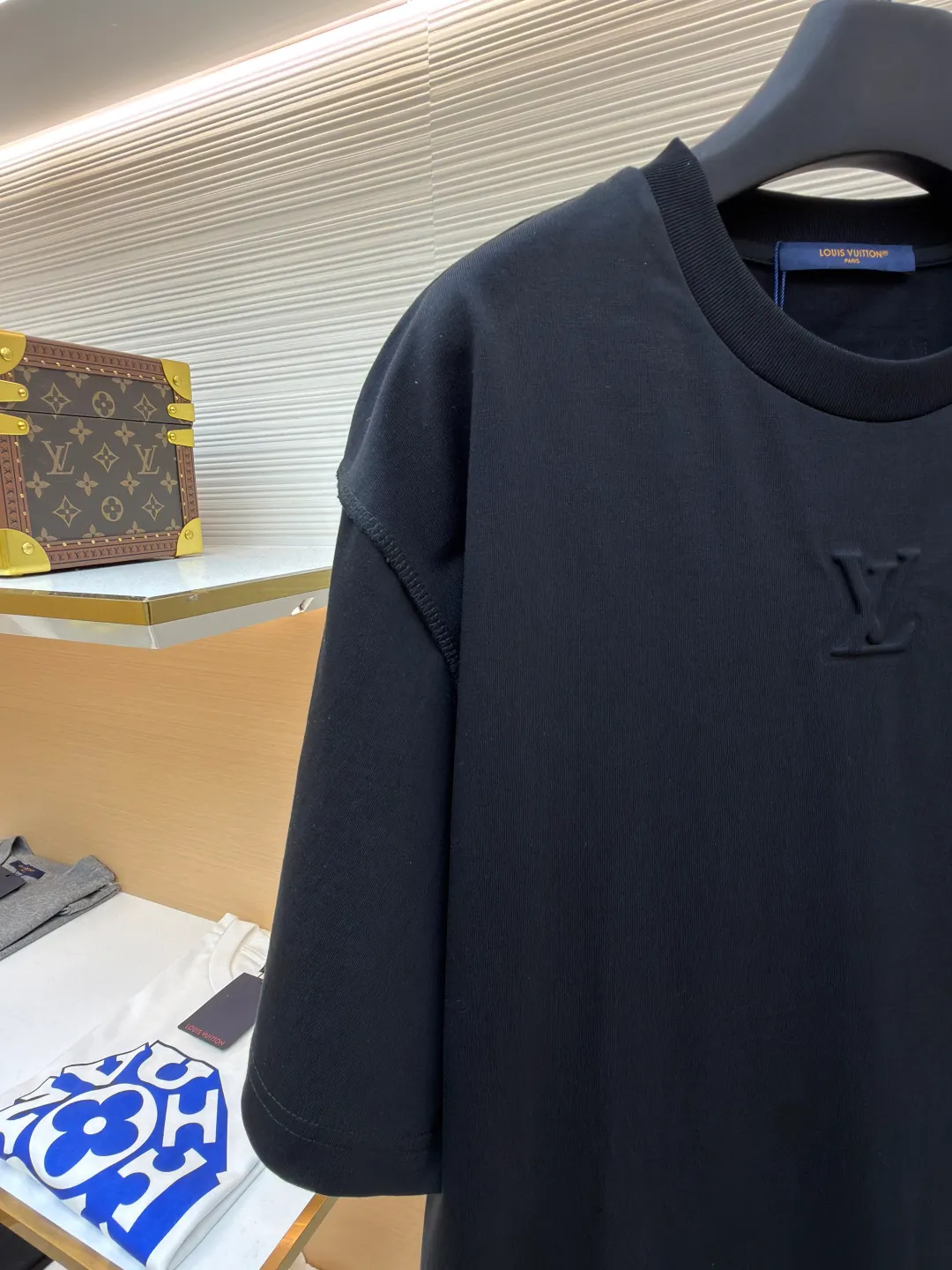 LOUISVUITTON embossed small label T-shirt ●Authentic product: purchased and developed at 5450 ●Item number: 1680100-A00 ●Fabric: pure cotton fabric ●Technology: embossed production ●Version: fitted version ●Weight: about 330 grams ●Size: XS-S-M-L ●Description: Fabric is 40S/2 Double-strand smooth cotton plain weave, dust-free wool processing; matching 40s single-strand combed cotton, 280g cylindrical machine rib. The front panel is stamped and filled. After low-temperature stamping with a steel stamp, the inside is filled with foam cotton. The bottom surface is directly sealed with low-temperature hot melt glue at 80 degrees Celsius. The integrated machine operation makes the relief pattern three-dimensional and full and stylish. High-quality products require natural and beautiful products. The overall wiring is straight and delicate, the fabric is comfortable and soft, and the color is consistent without color difference. It can be matched with the same style to create a fashionable look and control various occasions. Customized accessories, complete with three standards, same style for men and women!